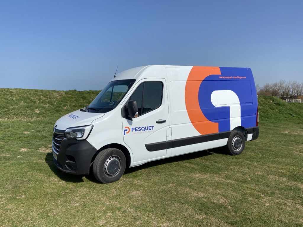 Camion de l'entreprise Pesquet Chauffage et Plomberie - le Havre, Normandie